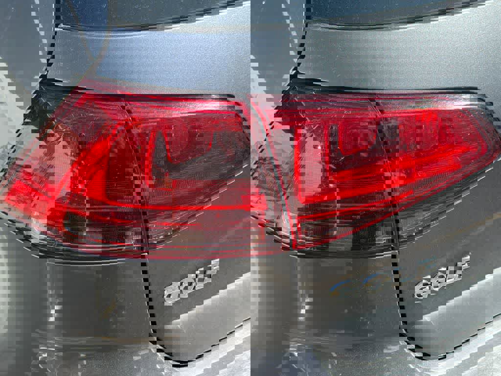 Used 2015 Volkswagen Golf S image 10