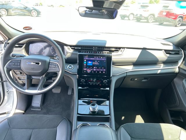 Used 2025 Jeep Grand Cherokee Altitude AWD/4WD image 14
