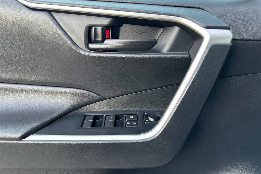 Used 2020 Toyota RAV4 LE image 12