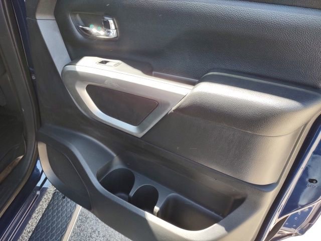 Used 2017 Nissan Titan SV image 23