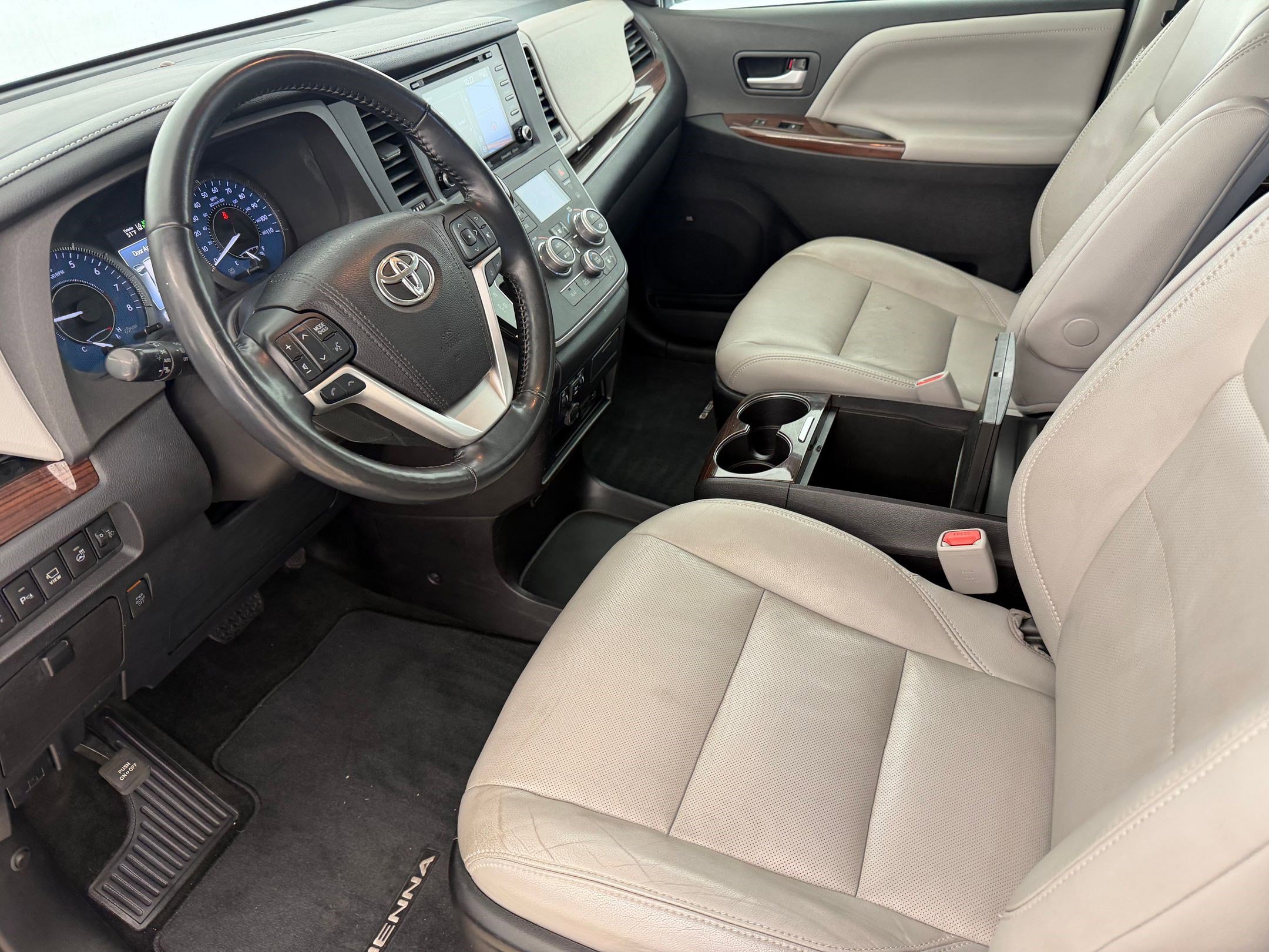 Used 2018 Toyota Sienna Limited Premium image 4