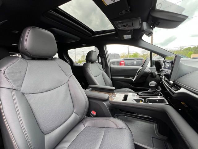 Used 2025 Toyota Sienna Limited image 32