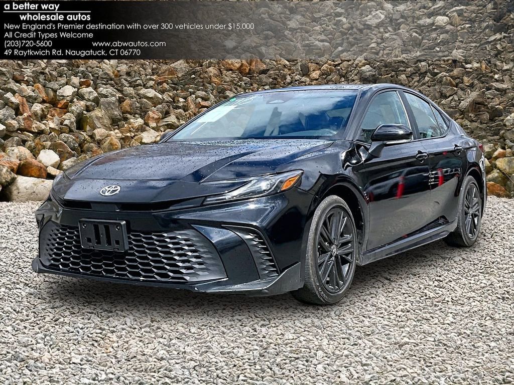 Used 2025 Toyota Camry SE FWD image 1