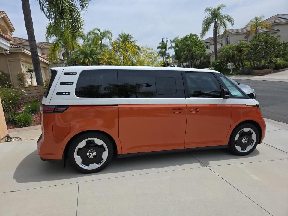 Used 2025 Volkswagen ID. Buzz Pro S Plus image 2