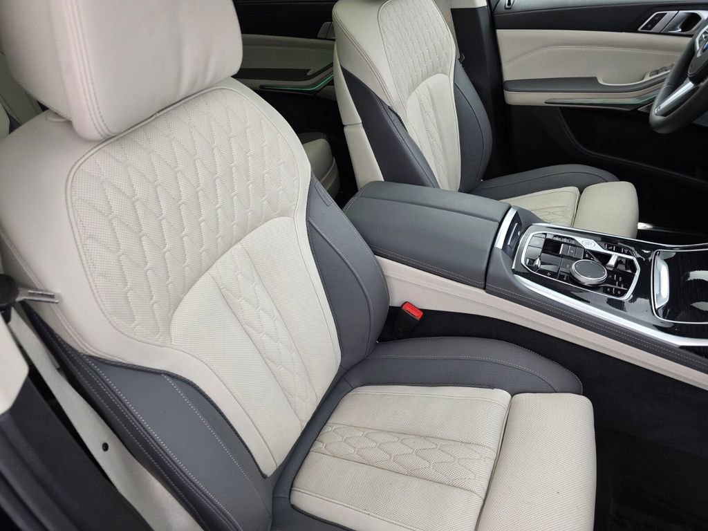 Used 2024 BMW X7 xDrive40i w/ M Sport Package AWD/4WD image 31