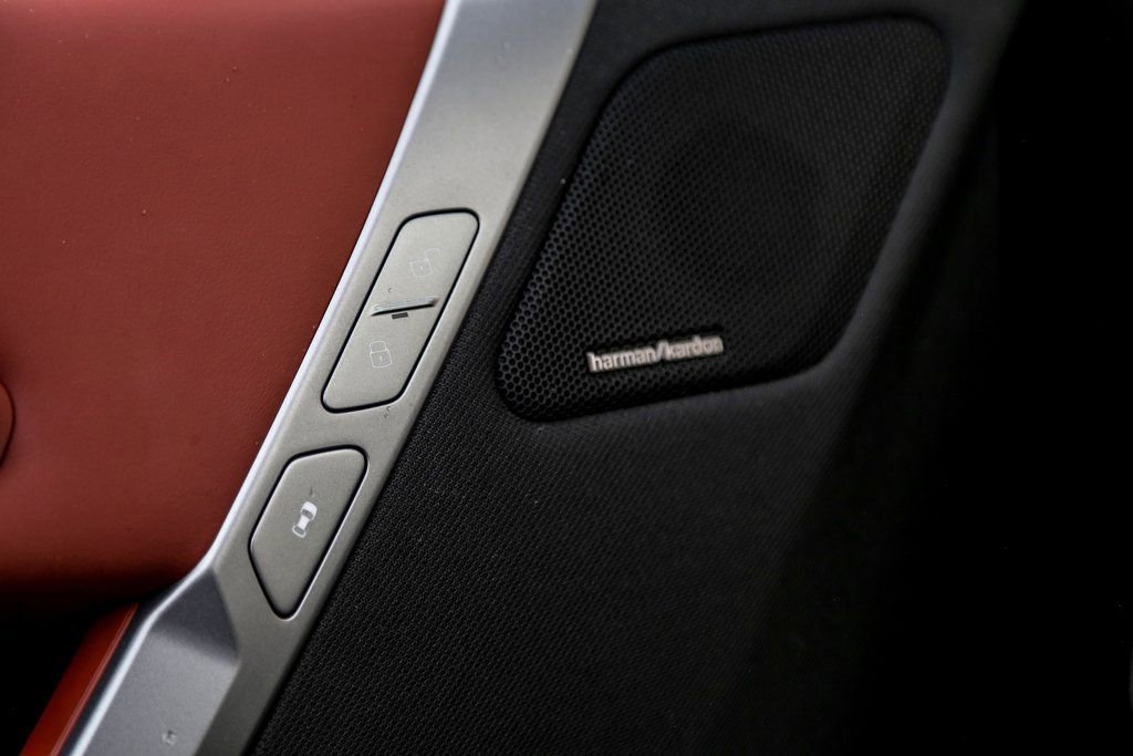 Used 2025 BMW iX xDrive50 w/ Premium Package image 18