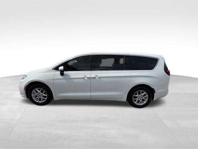 Used 2023 Chrysler Pacifica Touring-L FWD image 11