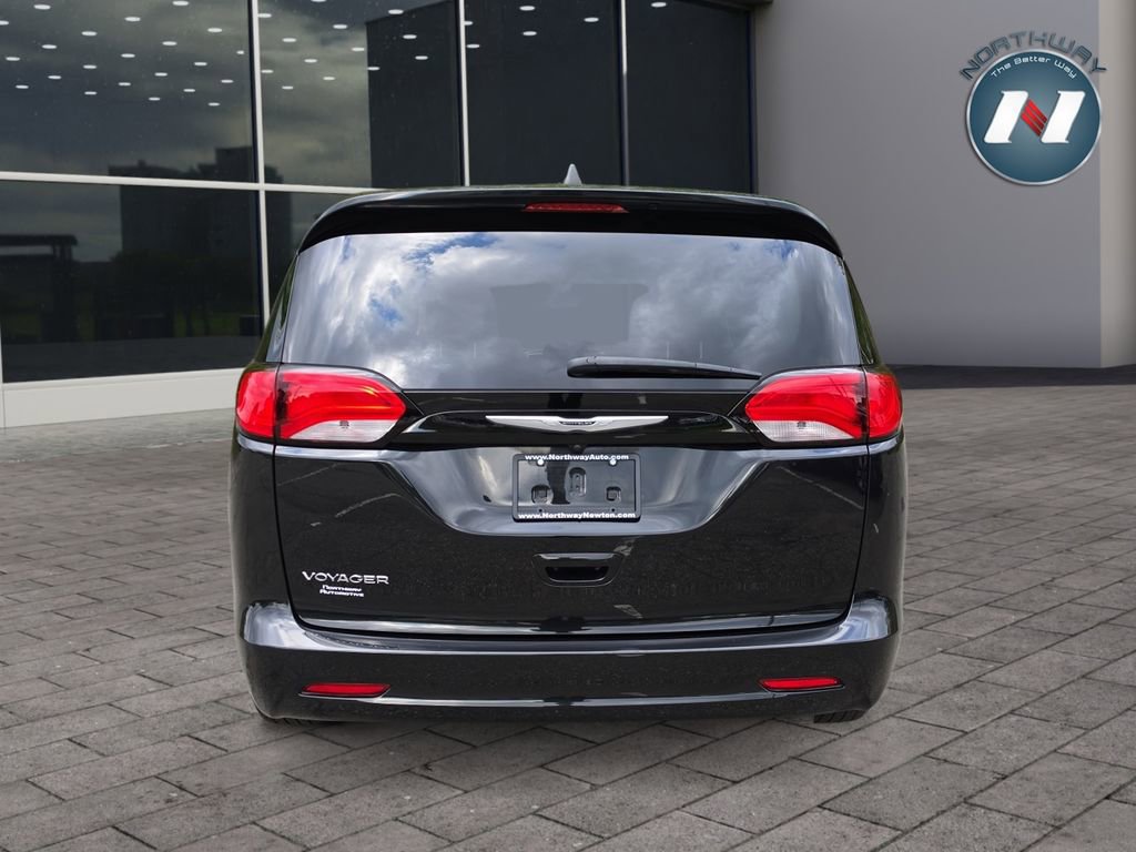 Used 2022 Chrysler Voyager LX FWD image 4