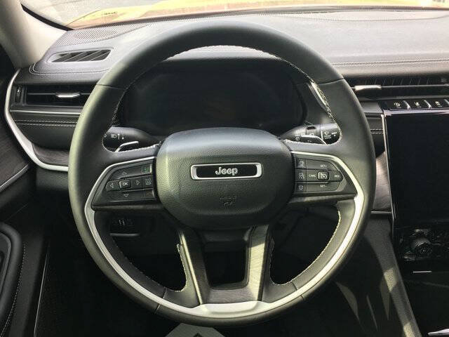 Used 2023 Jeep Grand Cherokee Limited w/ Black Appearance Package AWD/4WD image 9
