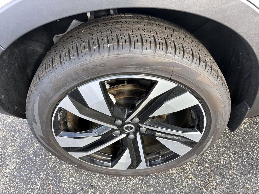 Certified 2025 Volvo XC40 B5 Plus w/ Protection Package Premier image 10
