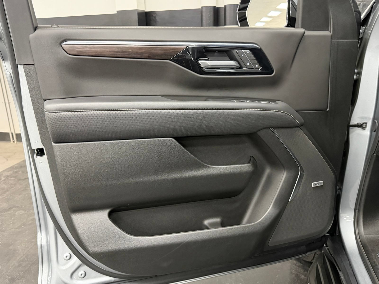 Used 2025 Chevrolet Tahoe Premier AWD/4WD image 20