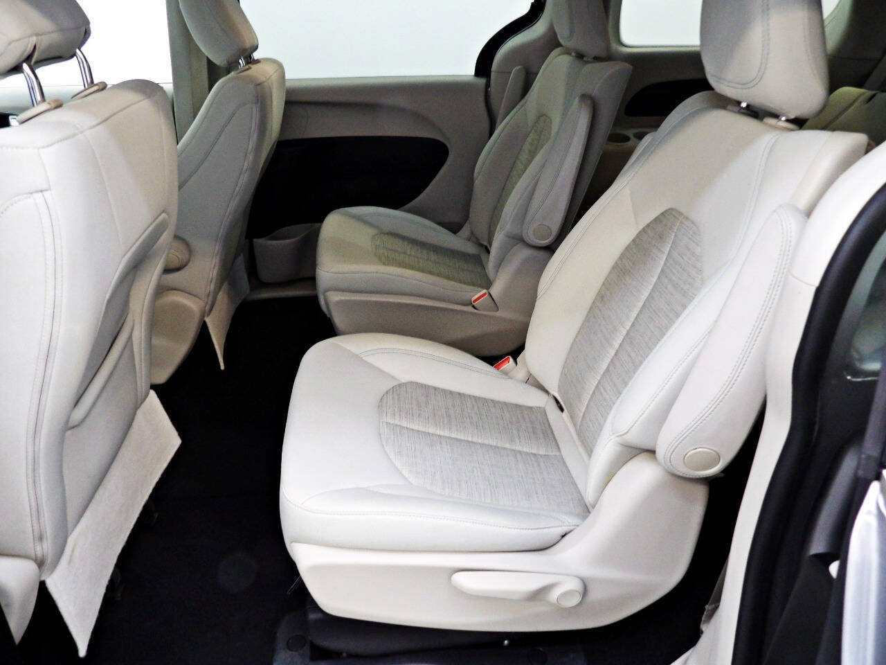 Used 2017 Chrysler Pacifica Touring Plus FWD image 9