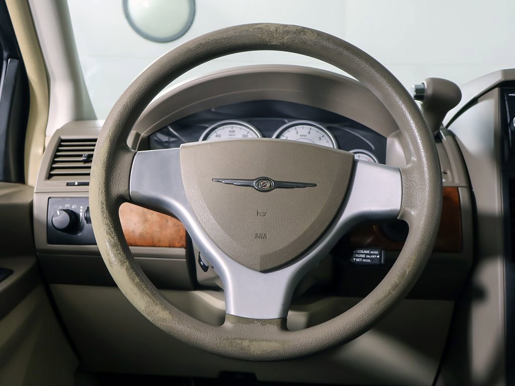 Used 2008 Chrysler Town & Country LX image 29