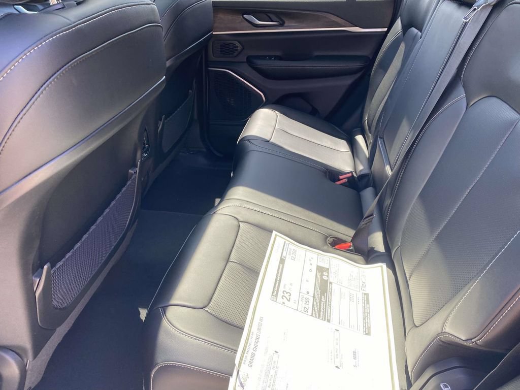 New 2026 Jeep Grand Cherokee Limited w/ Luxury Tech Group II AWD/4WD image 39