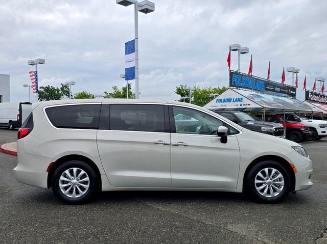 Used 2017 Chrysler Pacifica Touring w/ Tire & Wheel Group FWD image 7
