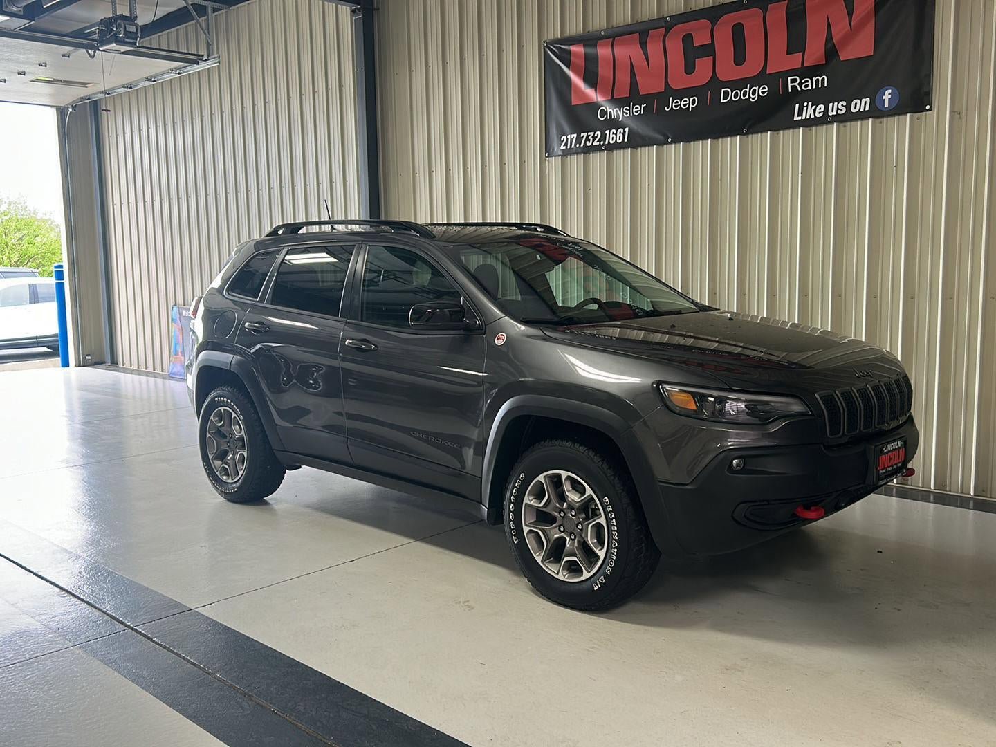 Used 2022 Jeep Cherokee Trailhawk w/ Sun, Sound & Nav Group AWD/4WD image 4