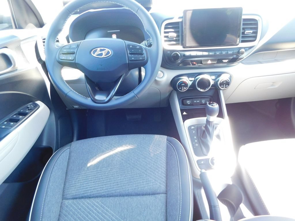 Used 2025 Hyundai Venue Limited FWD image 15
