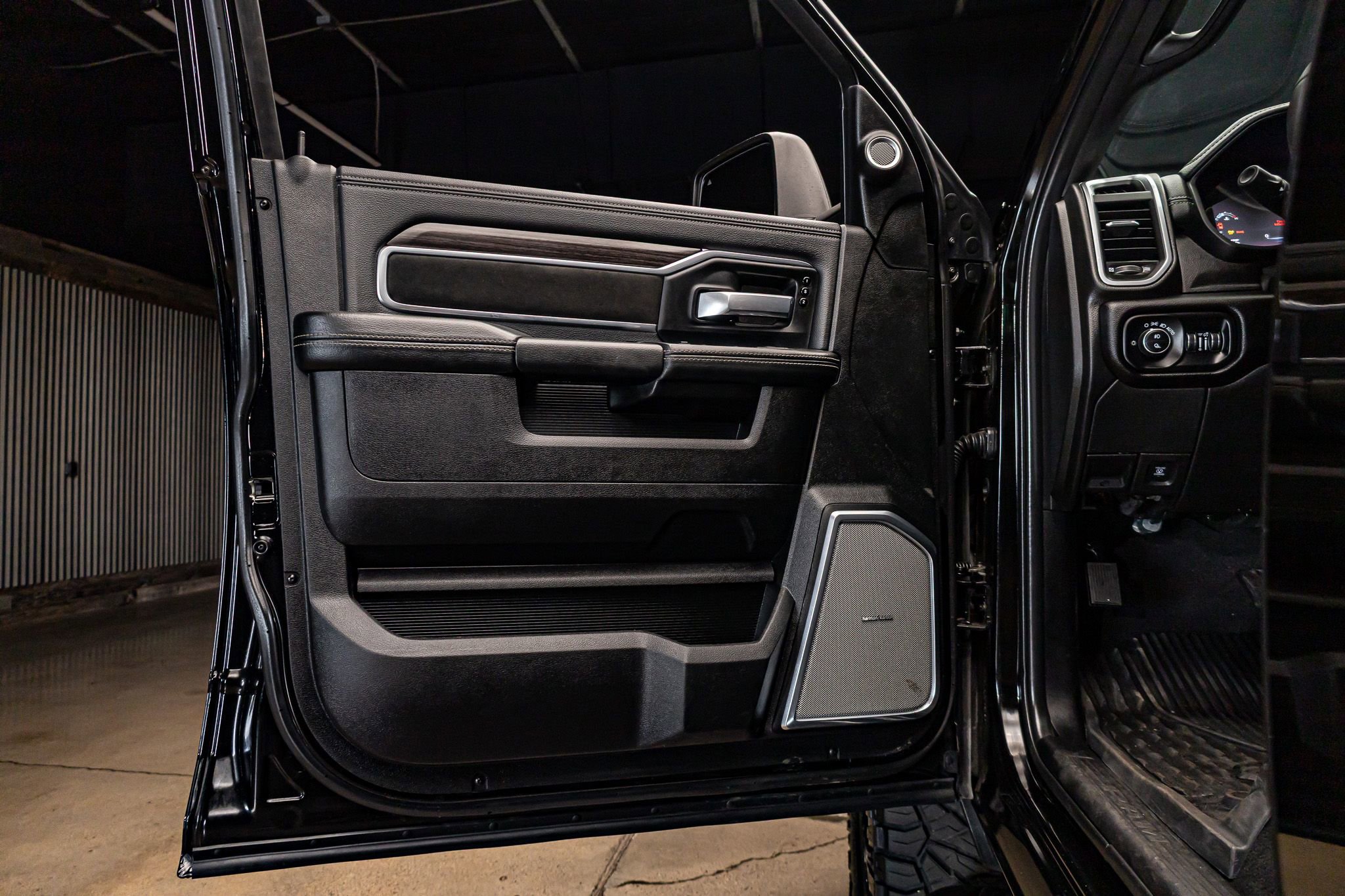 Used 2025 RAM 3500 Laramie AWD/4WD image 27