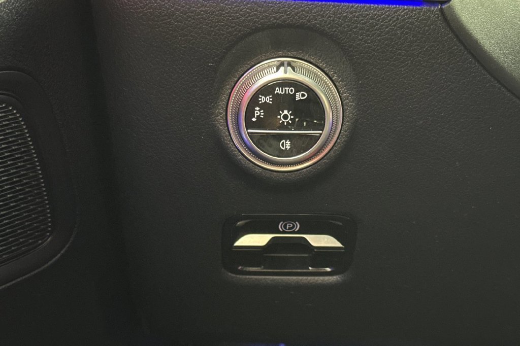 Used 2022 Mercedes-Benz C 300 Sedan image 31