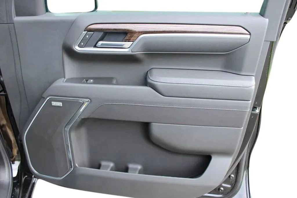 New 2025 GMC Sierra 1500 Elevation image 19