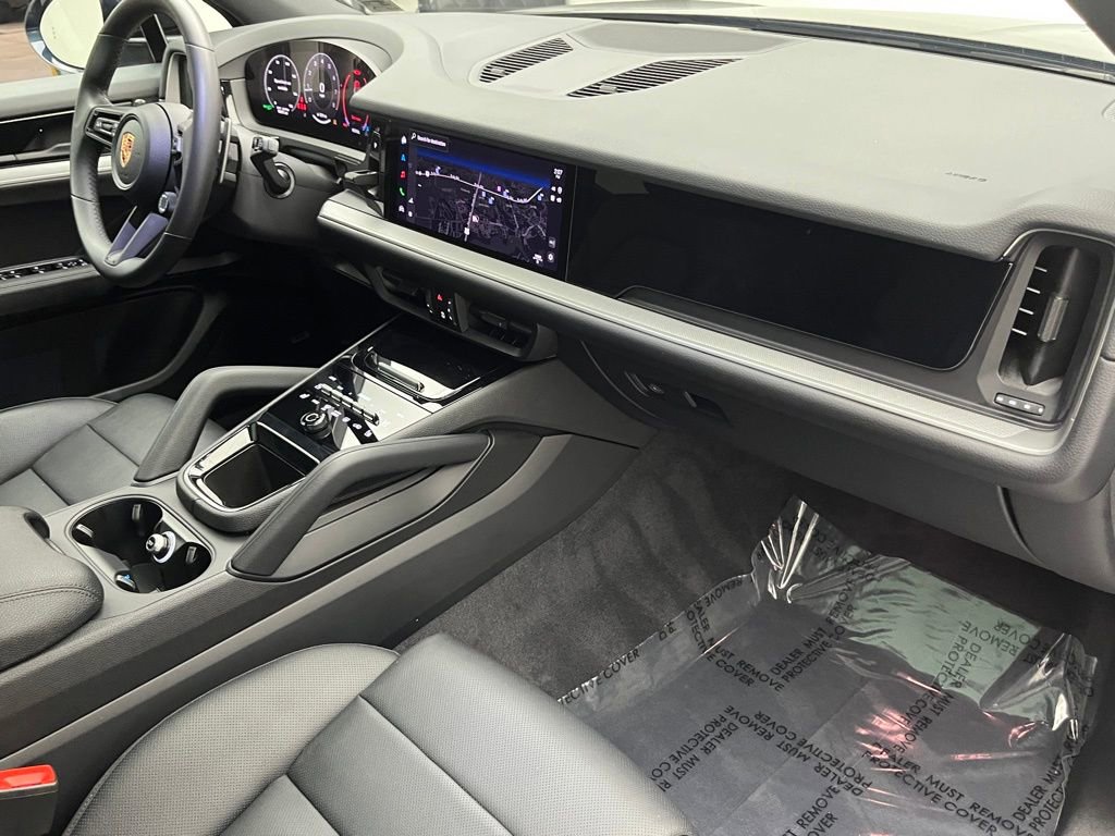 Used 2025 Porsche Cayenne image 33