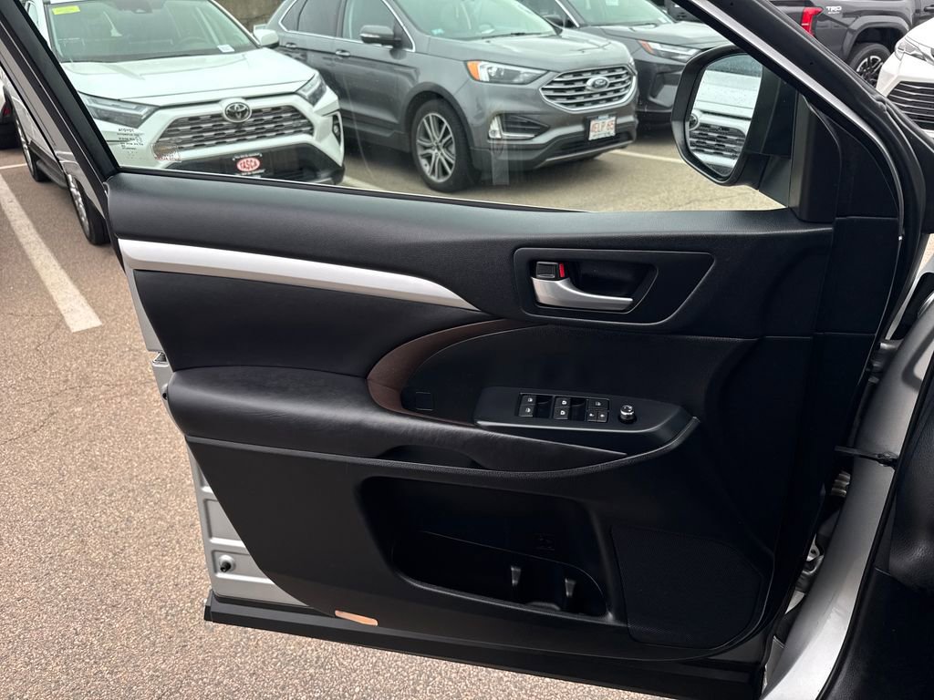 Used 2017 Toyota Highlander XLE AWD/4WD image 35