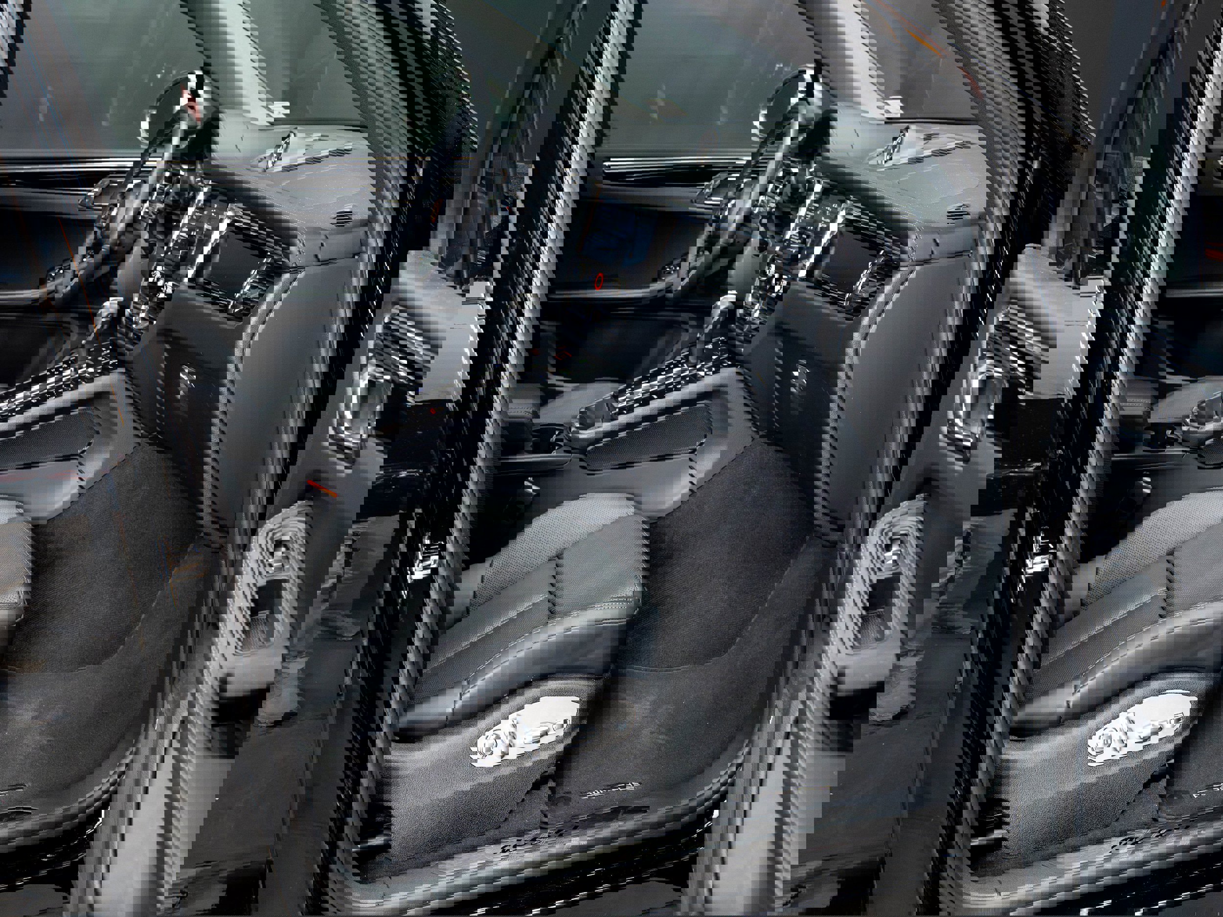 Certified 2025 Porsche Macan Turbo image 36