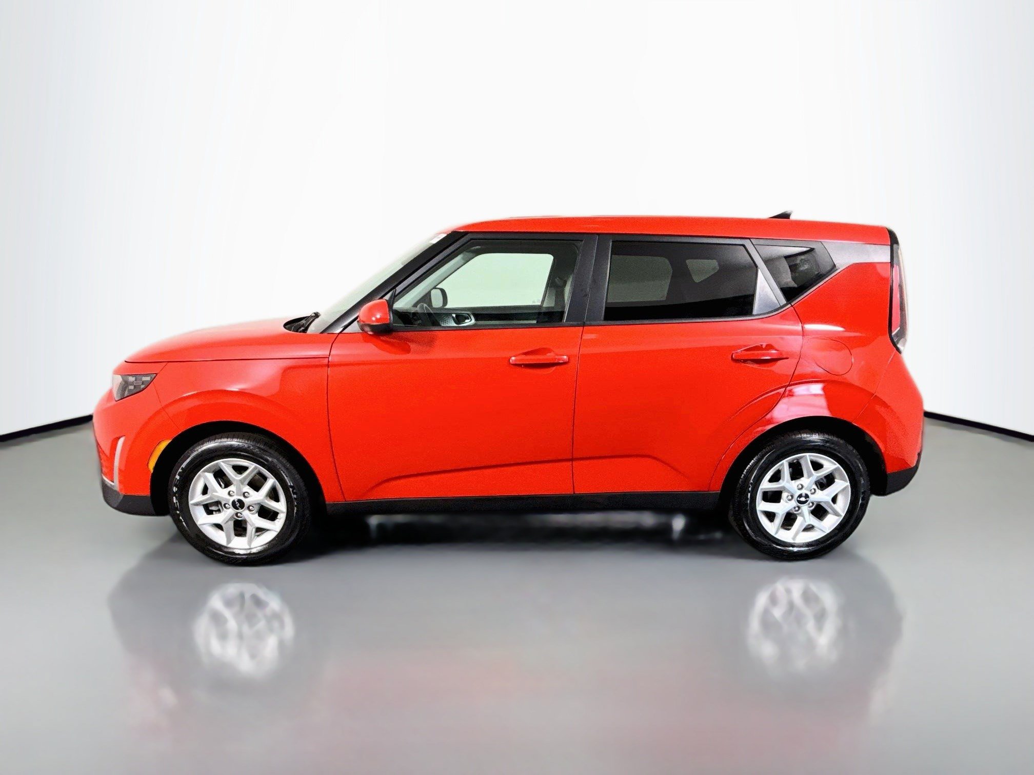 Used 2023 Kia Soul LX w/ LX Technology Package FWD image 6