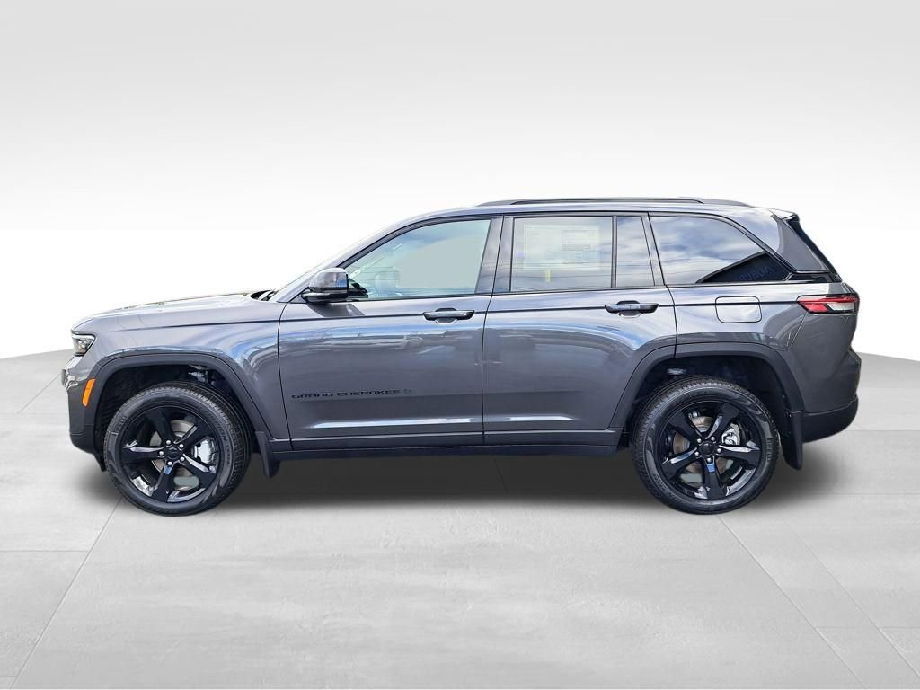 New 2025 Jeep Grand Cherokee Limited w/ Black Appearance Package AWD/4WD image 2