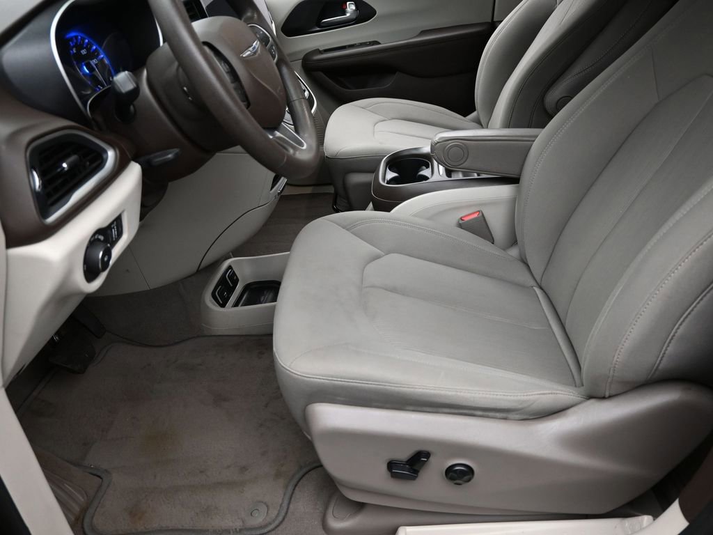 Used 2020 Chrysler Pacifica Touring w/ Advanced Safetytec Group image 14
