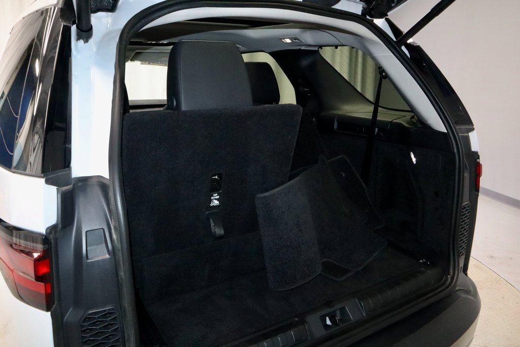 Used 2024 Land Rover Discovery S image 13