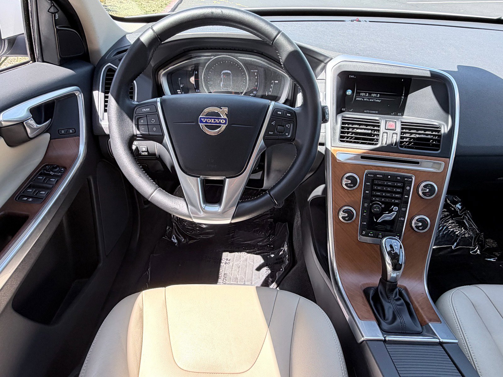 Used 2016 Volvo XC60 T6 w/ Proximity Package AWD/4WD image 10