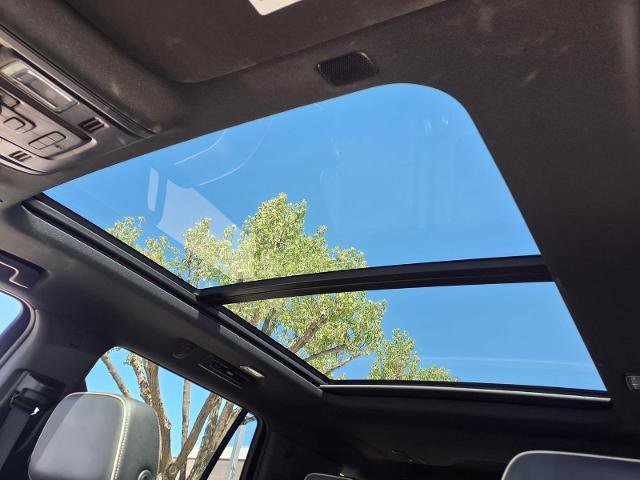 Used 2022 GMC Yukon SLT w/ SLT Premium Package image 5