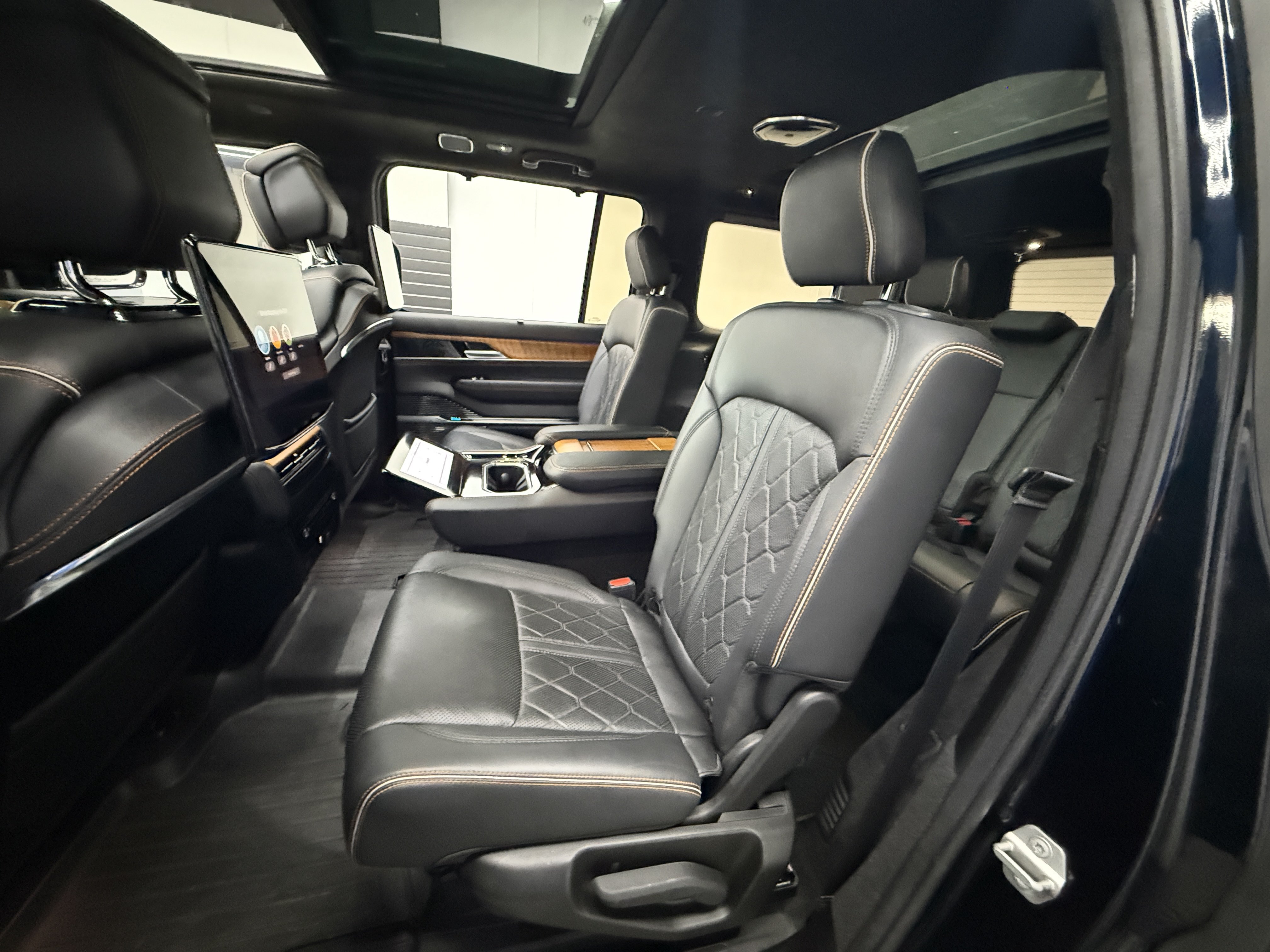Used 2022 Jeep Grand Wagoneer Series III w/ Rear-Seat Entertainment Group AWD/4WD image 23