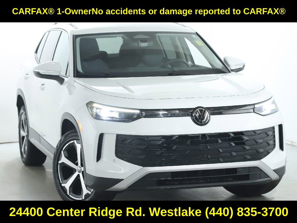 Used 2025 Volkswagen Tiguan SE image 2