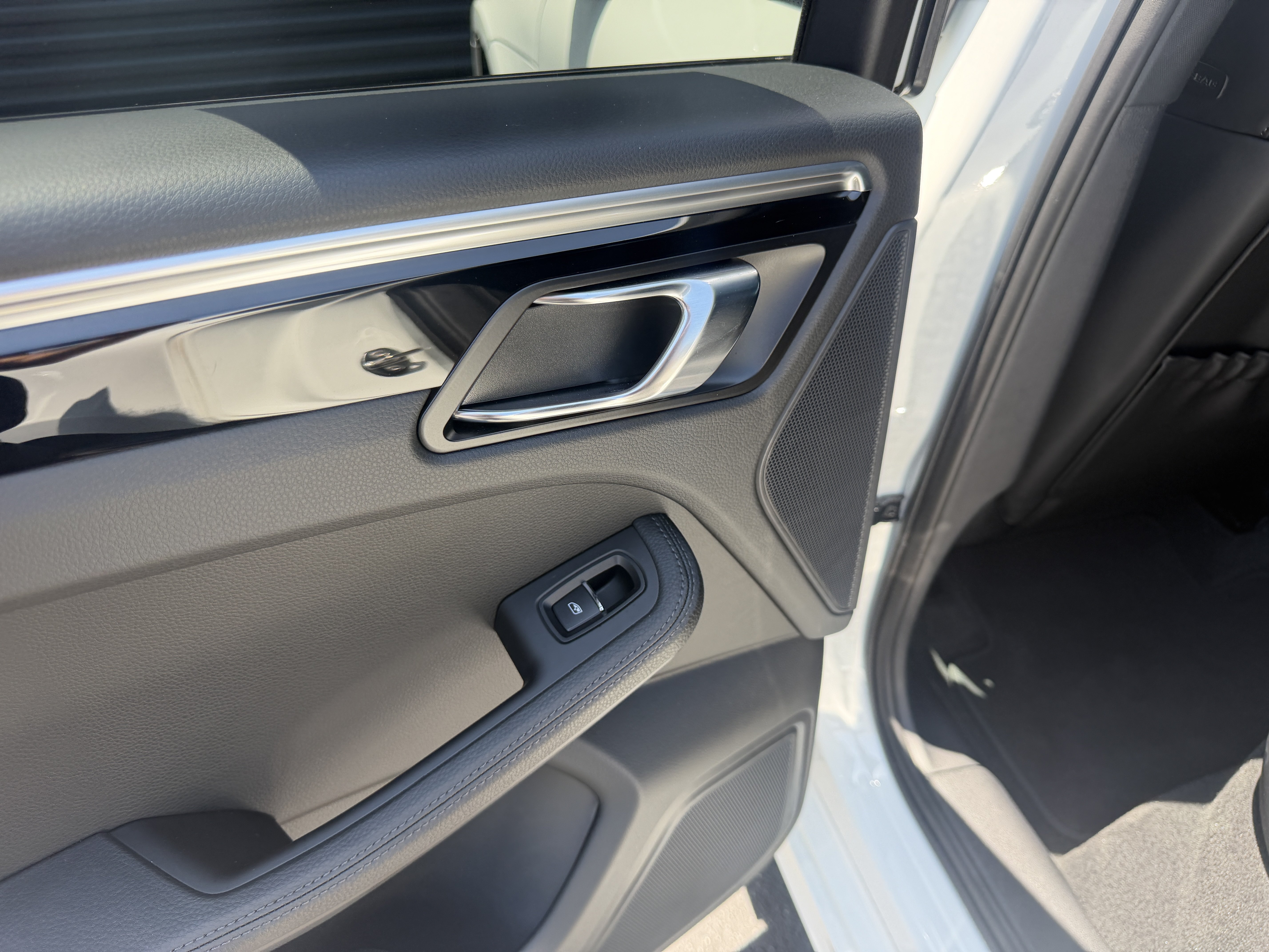 Certified 2023 Porsche Macan S AWD/4WD image 26