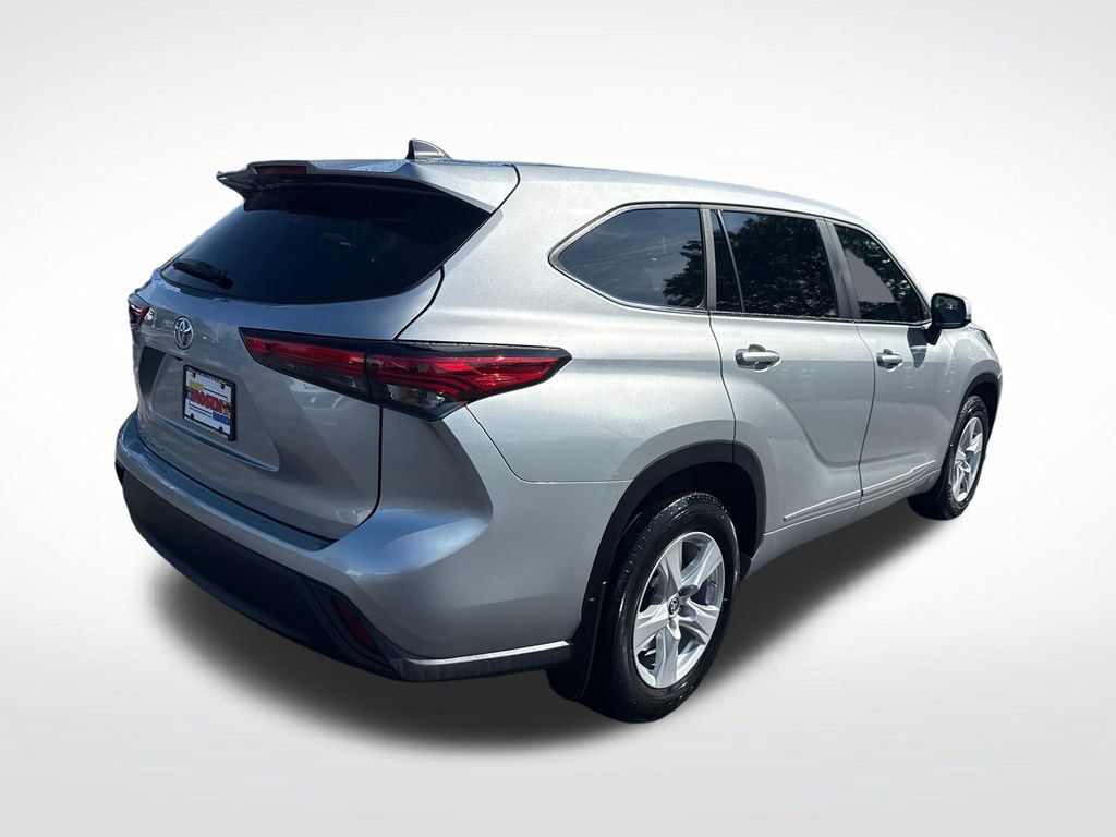 Used 2023 Toyota Highlander L FWD image 5