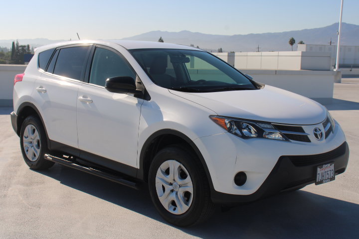 Used 2015 Toyota RAV4 LE FWD image 2