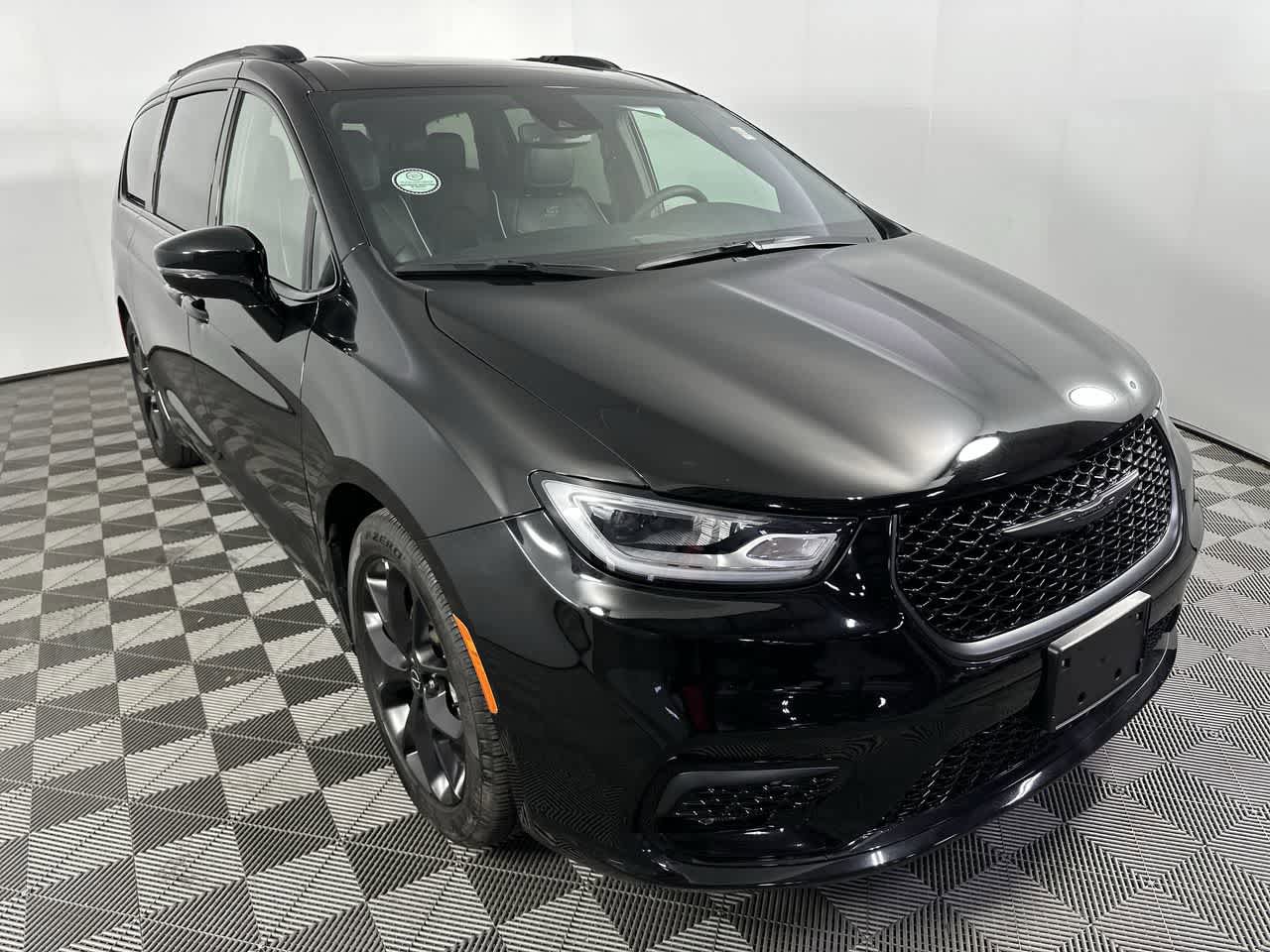 Used 2025 Chrysler Pacifica Limited FWD image 11