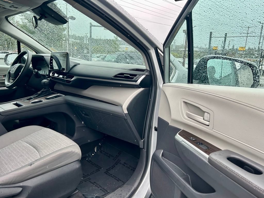 Certified 2024 Toyota Sienna LE AWD/4WD image 18