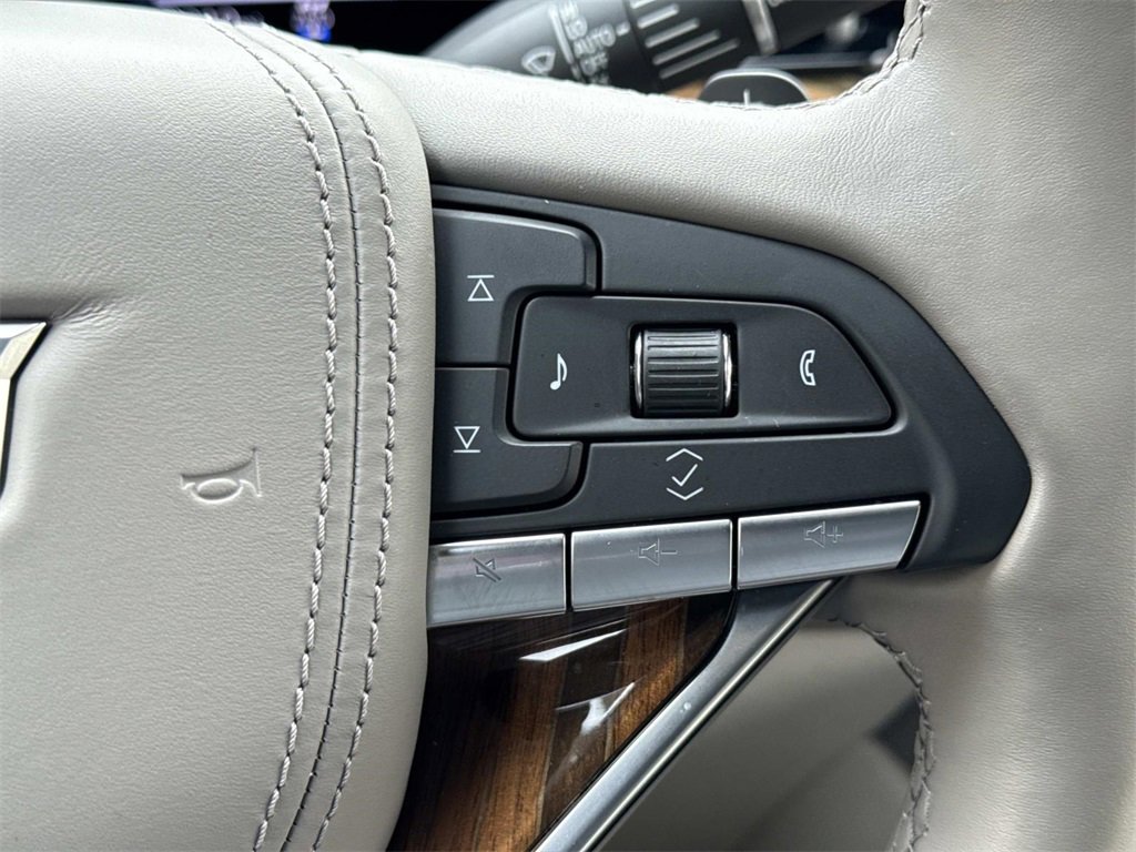 Used 2022 Cadillac Escalade ESV Premium Luxury Platinum image 26