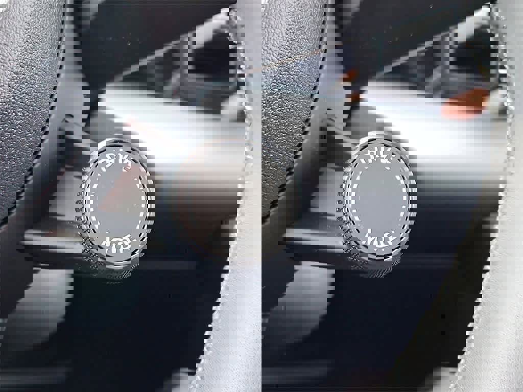 Certified 2025 Porsche Macan 4S Electric image 19