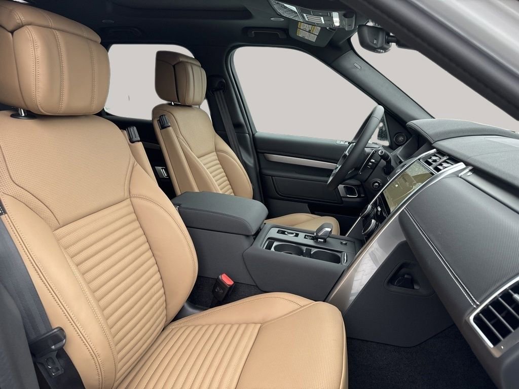 New 2024 Land Rover Discovery Dynamic SE image 17
