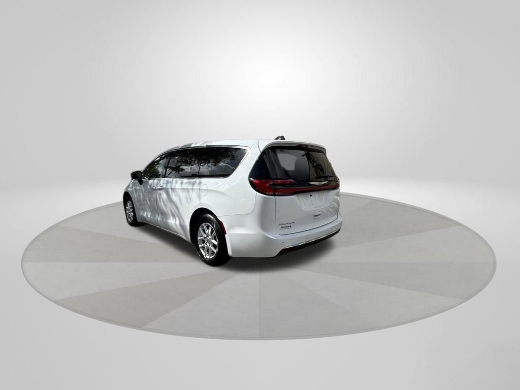 Certified 2024 Chrysler Pacifica Touring-L image 5