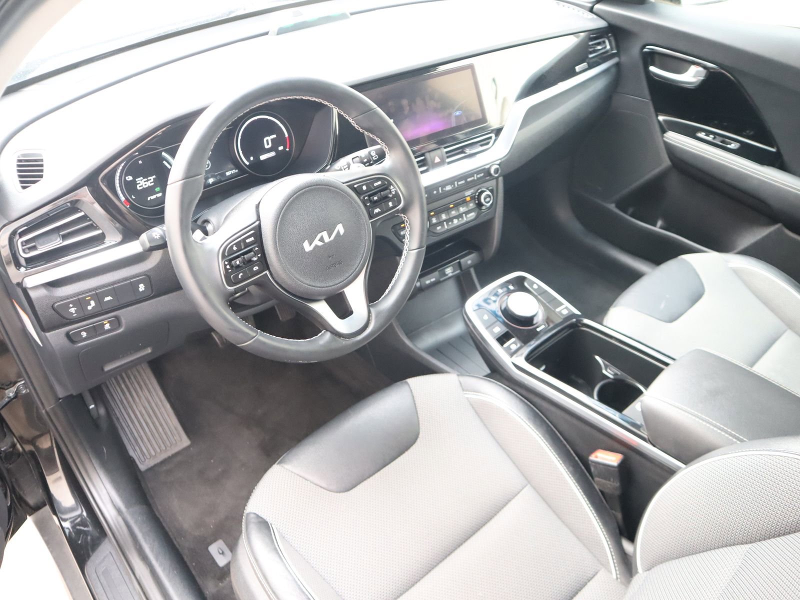 Used 2022 Kia Niro EX image 24