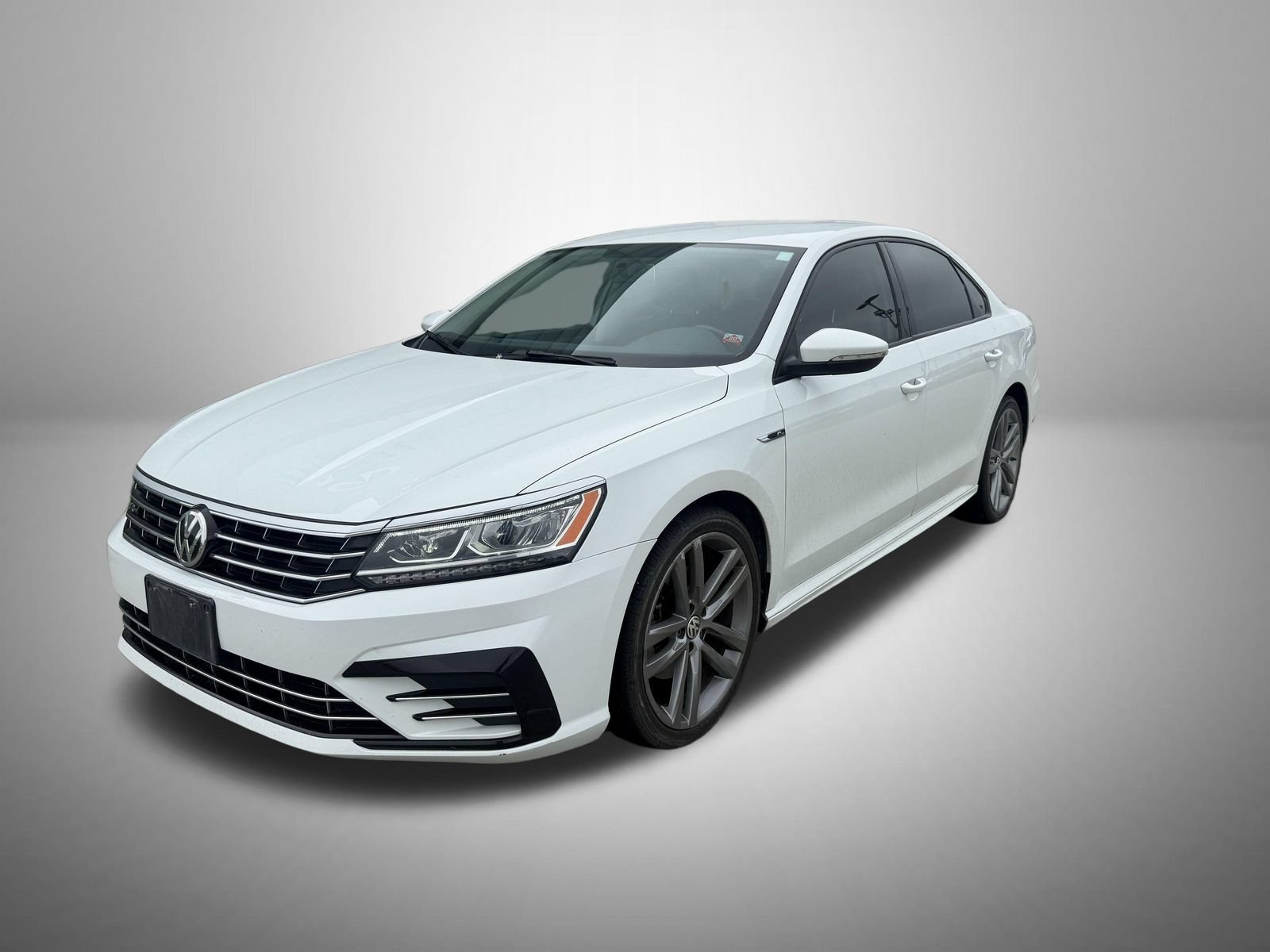Used 2018 Volkswagen Passat 2.0T R-Line w/ R-Line Lighting Package FWD image 1