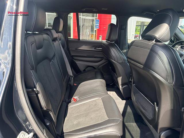 Used 2025 Jeep Grand Cherokee Altitude AWD/4WD image 9