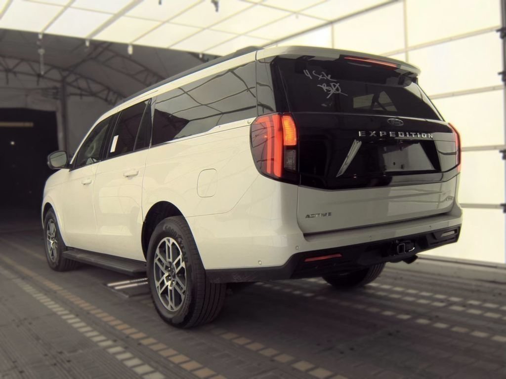 Used 2025 Ford Expedition Max Active RWD image 3