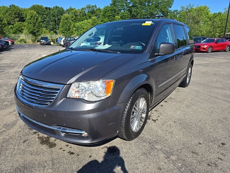 Used 2016 Chrysler Town & Country Touring FWD image 3