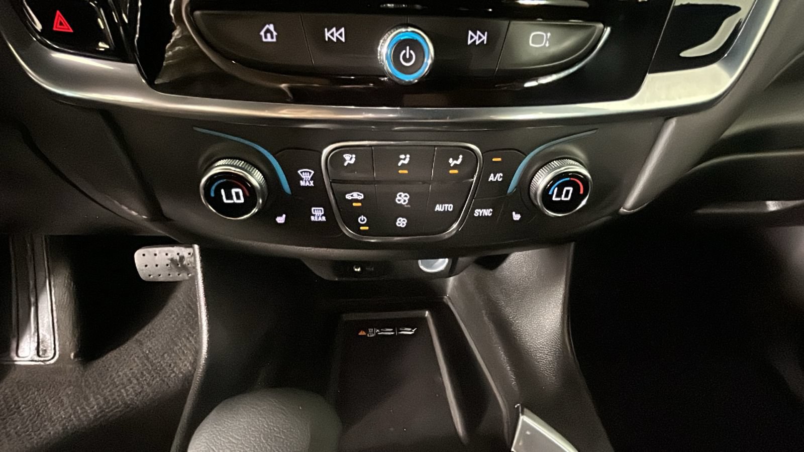 Used 2023 Chevrolet Traverse LT FWD image 25